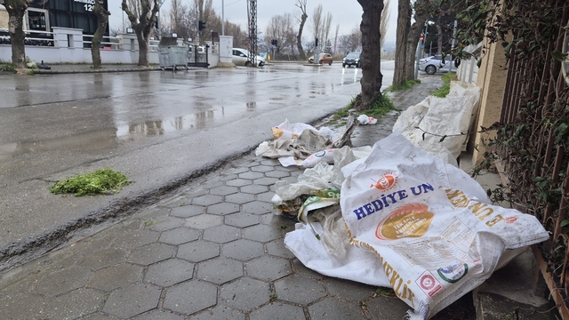 Kaldırımları çöplük gibi kullanıyorlar