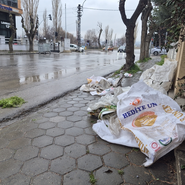 Kaldırımları çöplük gibi kullanıyorlar