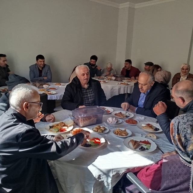 Bayburt'ta huzurevi sakinleri yakınlarıyla kahvaltıda buluştu