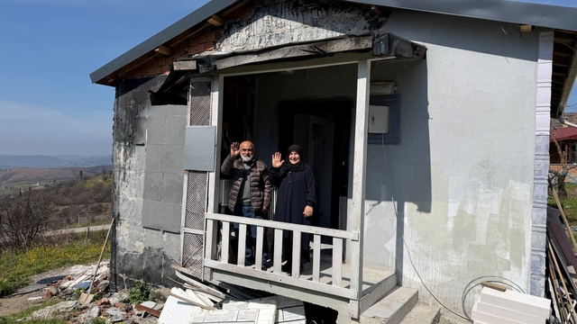 Yangında evleri küle dönmüştü: Aktekin çiftinin sıcak yuvası yeniden kuruldu
Melahat Aktekin: "Bize yardım edenleri kalbime yazdım"