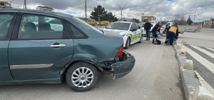 Otomobillerin çarpıştığı an kameraya yansıdı: 1 yaralı