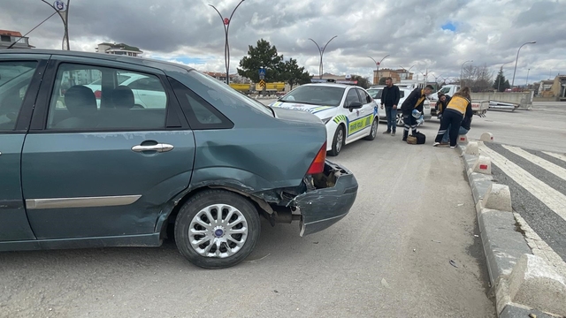 Otomobillerin çarpıştığı an kameraya yansıdı: 1 yaralı