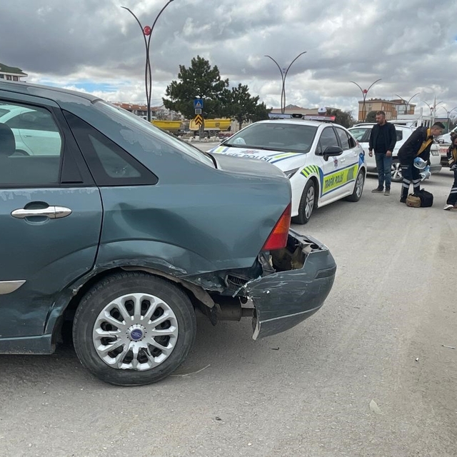 Otomobillerin çarpıştığı an kameraya yansıdı: 1 yaralı