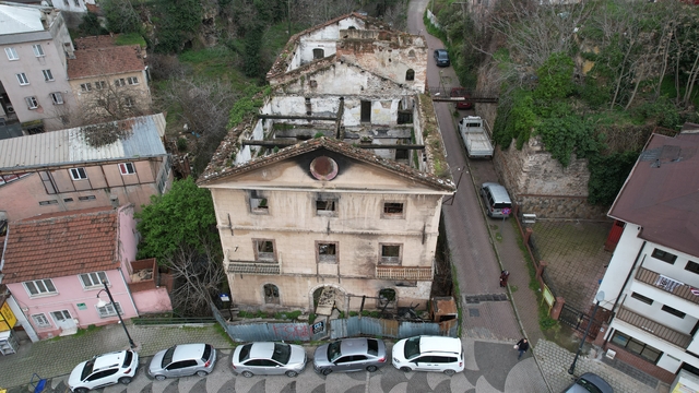 156 yıllık tarihi bina yangında zarar gördü
Yangının boyutu gün ağarınca dronla görüntülendi