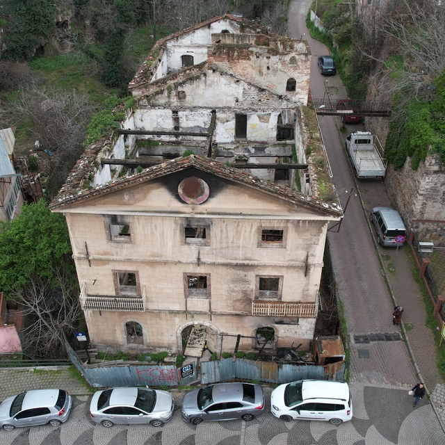 156 yıllık tarihi bina yangında zarar gördü
Yangının boyutu gün ağarınca dr...