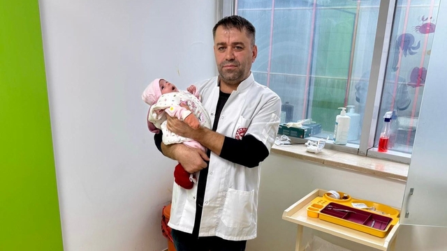 Diyarbakır'da bağırsakları ve midesi karın dışında doğan bebek ameliyatla sağlığına kavuştu