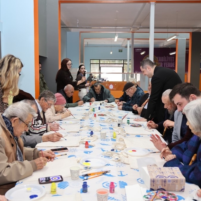 Öğrenciler ve huzurevi sakinleri kuşaklar arası etkileşime dikkat çekti