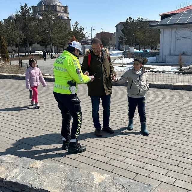 Kars'ta trafik güvenliği için bilgilendirme çalışması