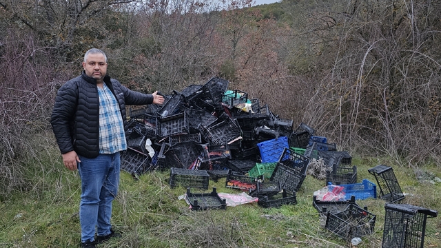 Bu kadarı da pes dedirtti
Doğaya gelişi güzel bırakılan plastik atıklar tarım arazilerini ve yaşam alanlarını adeta çöplüğe çeviriyor
Onlarca plastik kasanın döküldüğü bölgenin sakini Taner Uçar;
"Vatandaşlar bunları tutuştursa kolay kolay sönmüyor, sönmeyen bir malzeme"