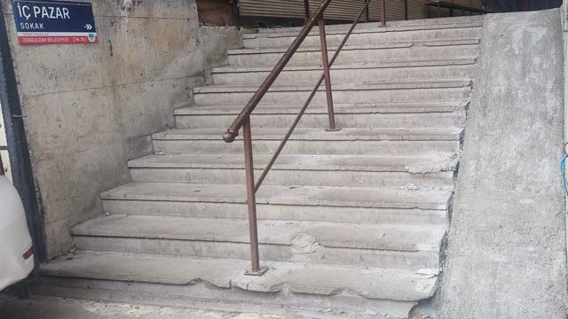 Pazar yerine yapılan engelli rampaları tepki çekti