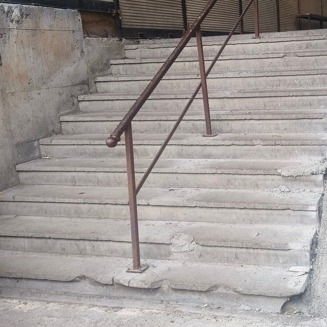 Pazar yerine yapılan engelli rampaları tepki çekti