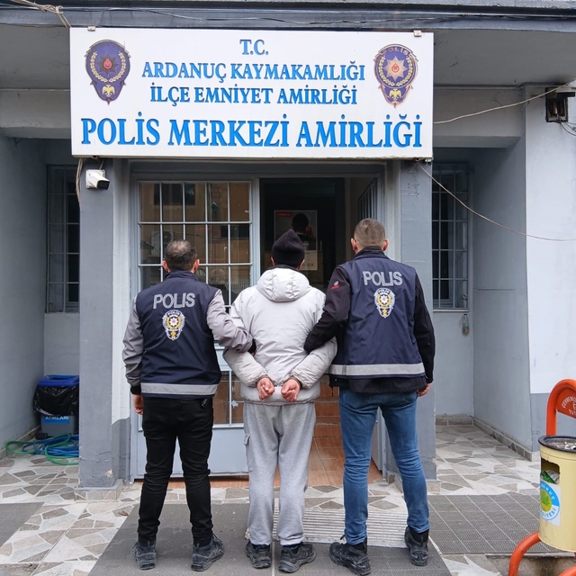 Cezaevinden kaçtı, ilçe merkezine doğru koşarken kayalık alanda yakalandı