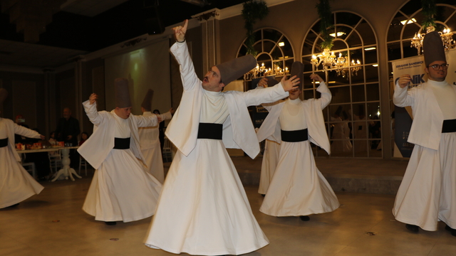 Down sendromlu çocukların semazen ve zeybek gösterisi beğeni topladı