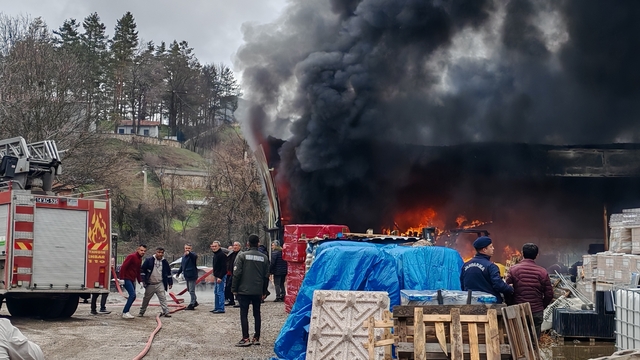 Yangın çıkan depoda zarar oluştu