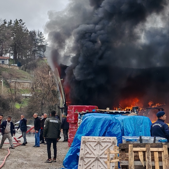 Yangın çıkan depoda zarar oluştu