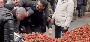 Zabıtaya tekme tokat saldırı: Seyyar satıcı ortalığı karıştırdı