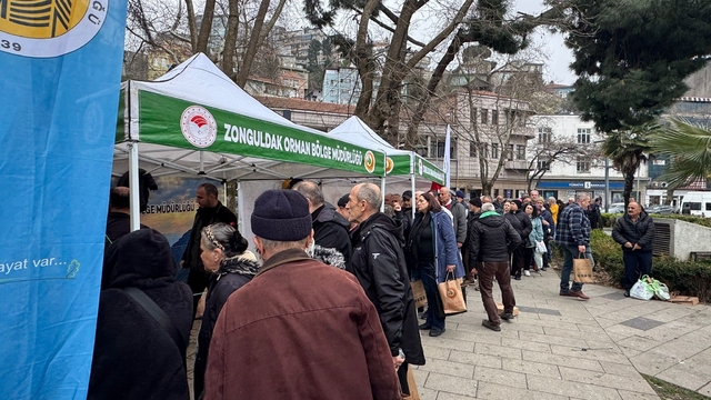 Zonguldak'ta ücretsiz fidan dağıtımı kalabalığa neden oldu