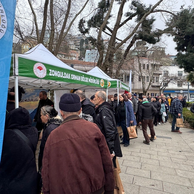 Zonguldak'ta ücretsiz fidan dağıtımı kalabalığa neden oldu