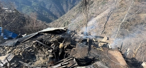 Feke'de müstakil ev yangında kullanılamaz hale geldi