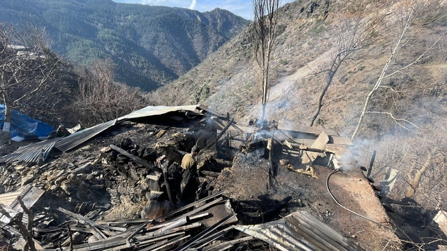 Feke'de müstakil ev yangında kullanılamaz hale geldi