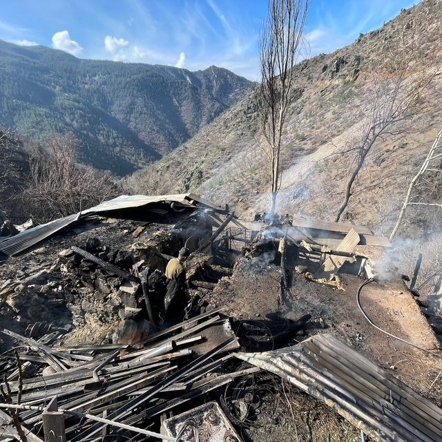 Feke'de müstakil ev yangında kullanılamaz hale geldi