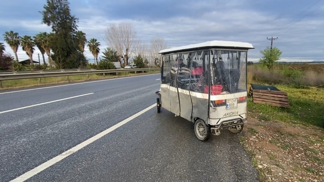 Taşımalı eğitimde servis ihalesine giren olmadı, traktör ve motosikletler okul servisi oldu
Çocuklarını okula traktör, otomobil ve motosikletleriyle götüren veliler, servis sorunun çözülmesini istedi