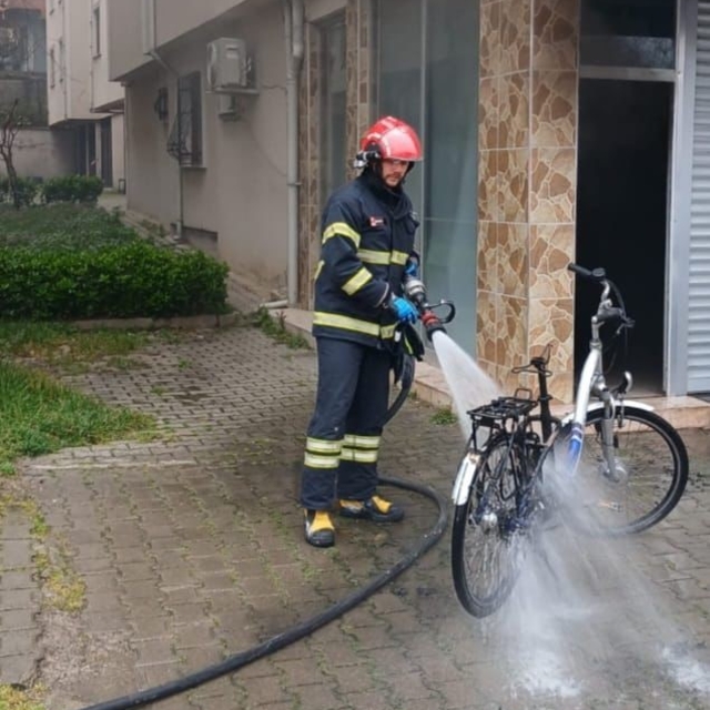 Devrek'te garaja park edilen elektrikli bisiklet yandı