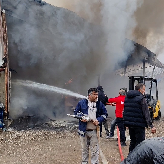 Bolu'da inşaat deposunda yangın