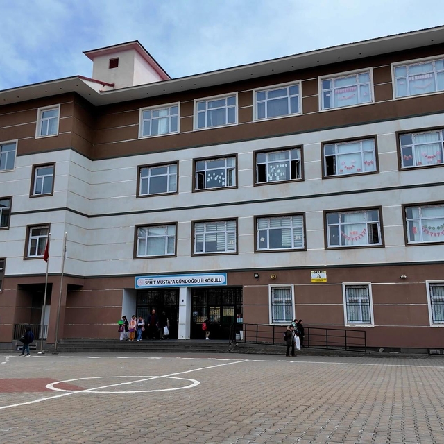 Sınıfta sıkılan spreyden etkilenen 6 öğrenci hastaneye kaldırıldı