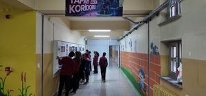 Gediz'den Türkiye'ye örnek 'Yapay Zeka Koridoru' 'Yapay Zekâ Koridoru', teknolojiyi sınıf duvarlarının dışına taşıyarak öğrencilerin geleceğin dünyasına bugünden hazırlanmasını sağlıyor Okulun isminden esinlenilerek geliştirilen yapay zekâ karakterine 'Dayı' adı verildi Öğrenciler 'Dayı' ile etkileşime geçerek merak ettikleri her soruya anında yanıt bulabiliyor