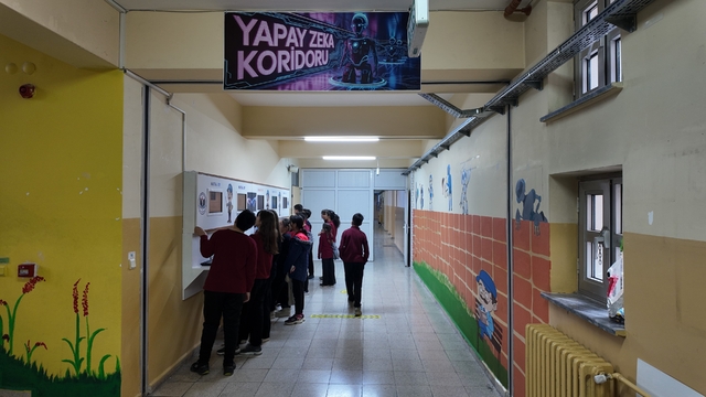 Gediz'den Türkiye'ye örnek 'Yapay Zeka Koridoru'
'Yapay Zekâ Koridoru', teknolojiyi sınıf duvarlarının dışına taşıyarak öğrencilerin geleceğin dünyasına bugünden hazırlanmasını sağlıyor
Okulun isminden esinlenilerek geliştirilen yapay zekâ karakterine 'Dayı' adı verildi
Öğrenciler 'Dayı' ile etkileşime geçerek merak ettikleri her soruya anında yanıt bulabiliyor