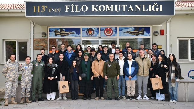 Gençler kışlada Mehmetçikle omuz omuza bir gün geçirdi
1'inci Ana Jet Üs Komutanlığı kapılarını öğrencilere açtı