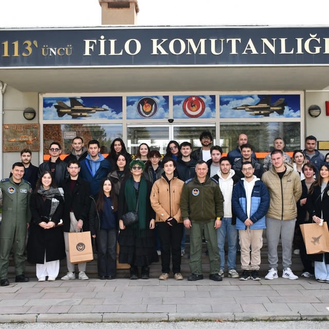 Gençler kışlada Mehmetçikle omuz omuza bir gün geçirdi
1'inci Ana Jet Üs Ko...