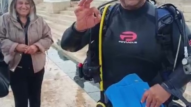 Denize düşen evlilik yüzüğünü dalgıçlar çıkardı