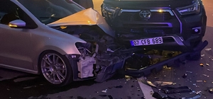 Gazipaşa'da kavşakta otomobille kamyonet çarpıştı: 1'i ağır 5 yaralı