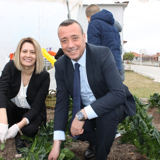 Altıntaş Zafer İlkokulu Tarım Atölyesinin ilk hasadı ıspanak oldu
Öğrencile...