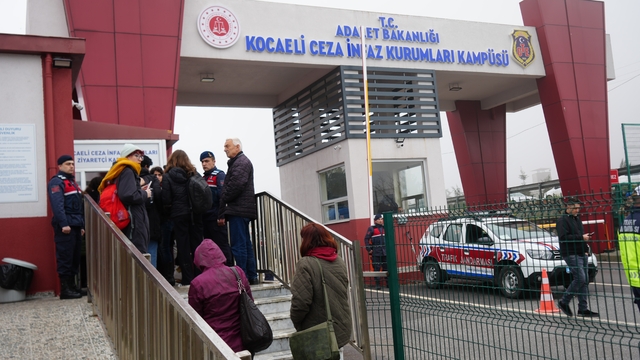 7 işçinin öldüğü faciada fabrika sahibinin diğer oğlu da hakim karşısında: "Kalbim ağrıyor"
Duruşmada sanığa "Kör müydünüz" tepkisi
"O gün kaçabilecek şansım varken, sınıra 1,5 kilometre uzaklıktayken ve yanımda pasaportum varken kaçmadım. Çünkü olayda sorumluluğum olmadığını düşünüyorum"