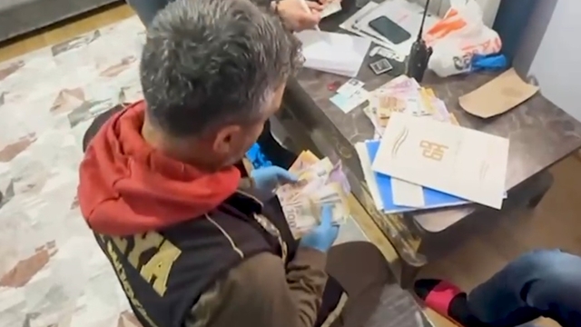 Yüksek kâr ve banka promosyonu vaadiyle 480 bin lira dolandırdılar
Polis yalanıyla 4 ayrı vatandaşı dolandıran 3 şüpheliden 2'si tutuklandı