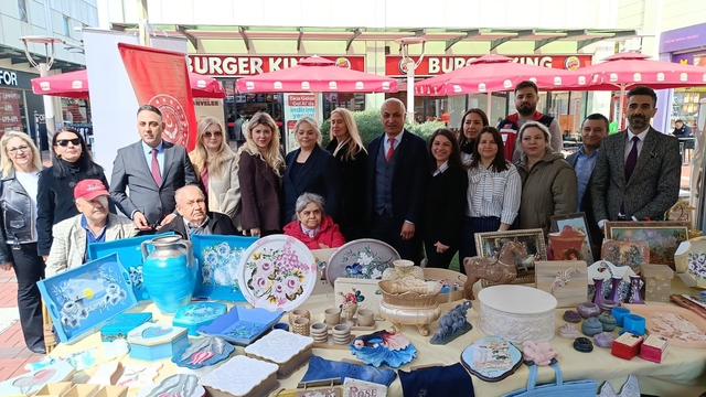 Edirne'de huzurevi sakinlerinden el emeği göz nuru sergi
El sanatlarını öğrenen huzurevi sakinleri ürünlerini sergiledi