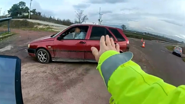 Jandarma uygulamasından kaçtı, tekrar geri döndü
Aranması olan sürücü hem kaçtı hem de iftira attı