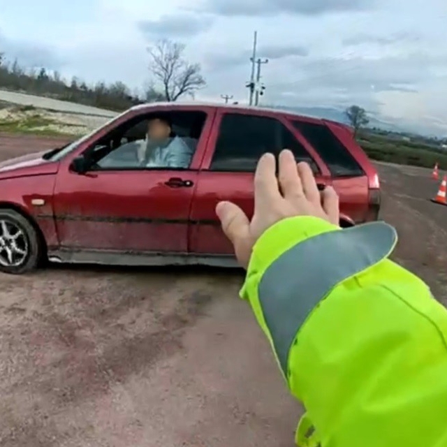 Jandarma uygulamasından kaçtı, tekrar geri döndü
Aranması olan sürücü hem k...