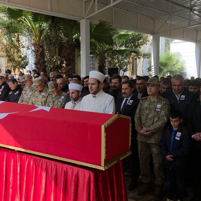Şehidi, annesi ve kız kardeşleri gözyaşları içerisinde son yolculuğuna uğur...