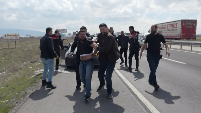 Kaçarken otomobiliyle 2 araca çarpan sürücü, 30 kilometrelik takiple yakalandı