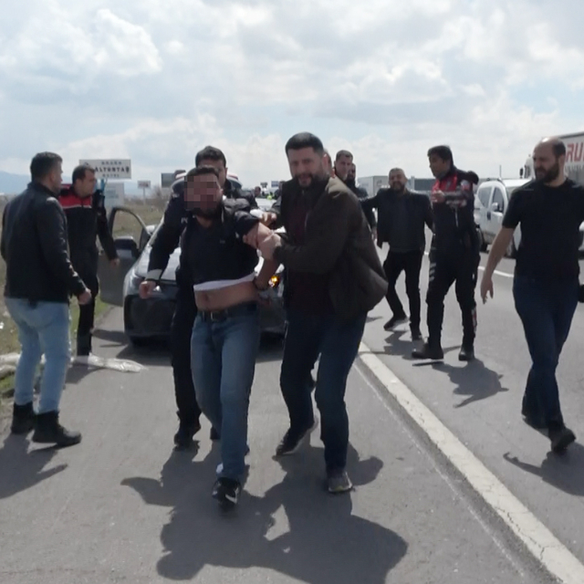 Kaçarken otomobiliyle 2 araca çarpan sürücü, 30 kilometrelik takiple yakala...