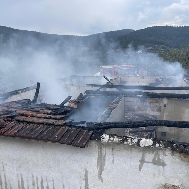 Yatağan'daki yangında bir ev küle döndü