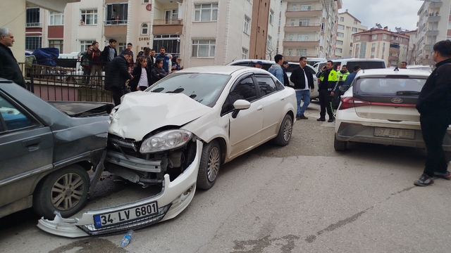 Sinop'ta üç aracın karıştığı kazada 2 kişi yaralandı
