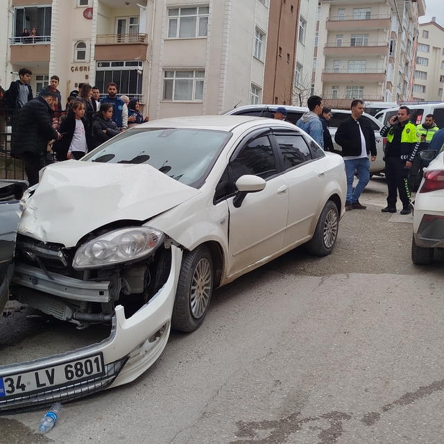 Sinop'ta üç aracın karıştığı kazada 2 kişi yaralandı