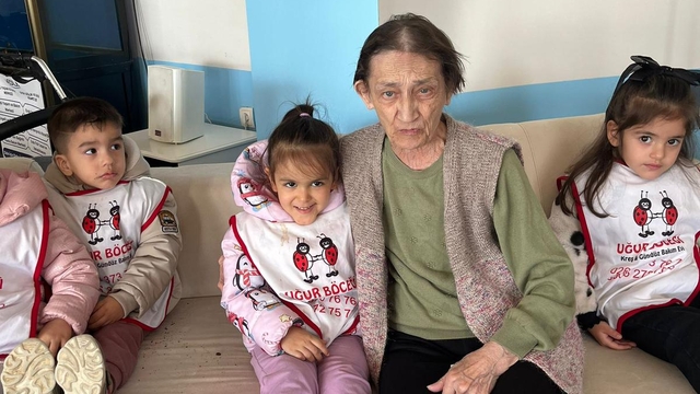 Edremit'te kreş öğrencileri huzur evini ziyaret etti