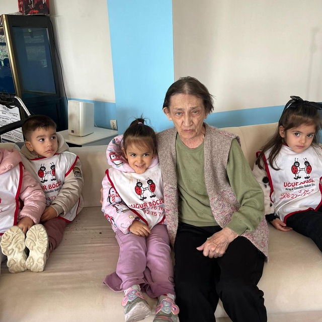 Edremit'te kreş öğrencileri huzur evini ziyaret etti