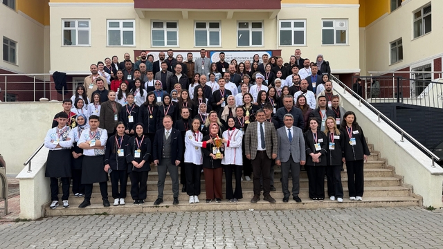 Eskişehirli genç şefler mutfakta devleşti: Kırşehir'den madalyalarla döndüler
Türk mutfağının geleneksel lezzetleri genç ellerde hayat buldu